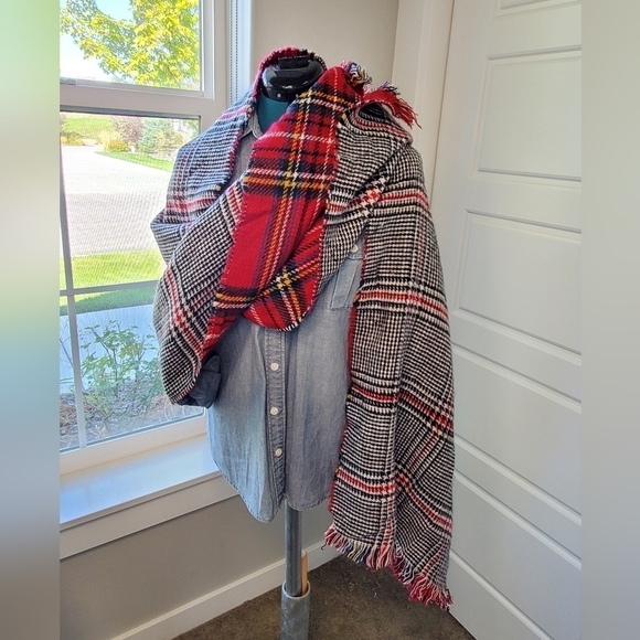 STEVE MADDEN BLANKET SCARF OVERSIZE WRAP REVERSIBLE RED PLAID BLACK PLAID WOMEN - Picture 8 of 12